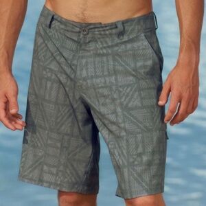 Crazy Shirts Hawaii Green Geometric Coconut Poly Stretch Hybrid 10" Shorts Sz 38